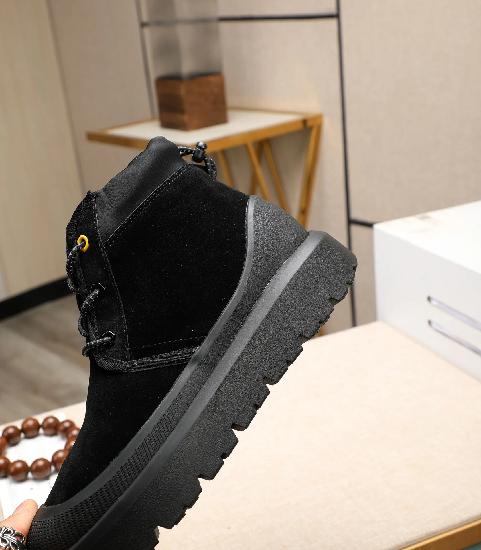 Men's shoes 💰580 (same style for men and women) Please pay attention to the quality of the original order and compare the thickness of the wool 🏮🏮The popular UGG is from Australia's warm luxury brand men's shoes, the official website is synchronized, Beckham men's style..., made of imported first-layer waxed cowhide, waxed toe cap, Australian real wool velvet lining Carefully sewn...Imported rubber Martin boots outsoles (comfortable, soft and wear-resistant). I really like the quality..Exquisite workmanship. You won't be able to put it down at first sight. Sizes 35-44